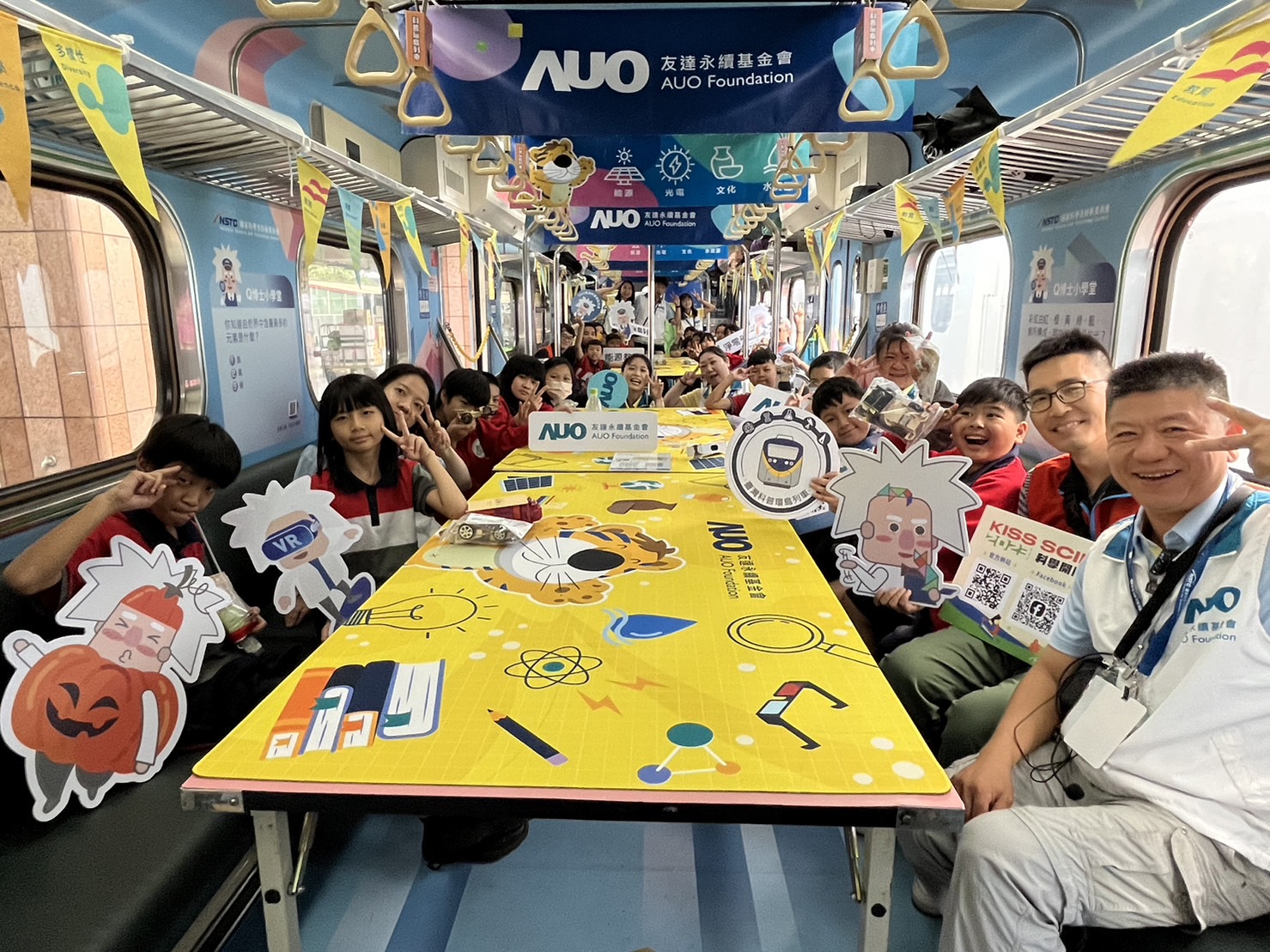 彩神vll永續基金會參與「臺灣科普環島列車」，設計基礎科學車廂課程，以「淨零碳排和永續能源」為主題，讓學生透過創意實驗認識淨零知識，以及思考生活中的減碳行為