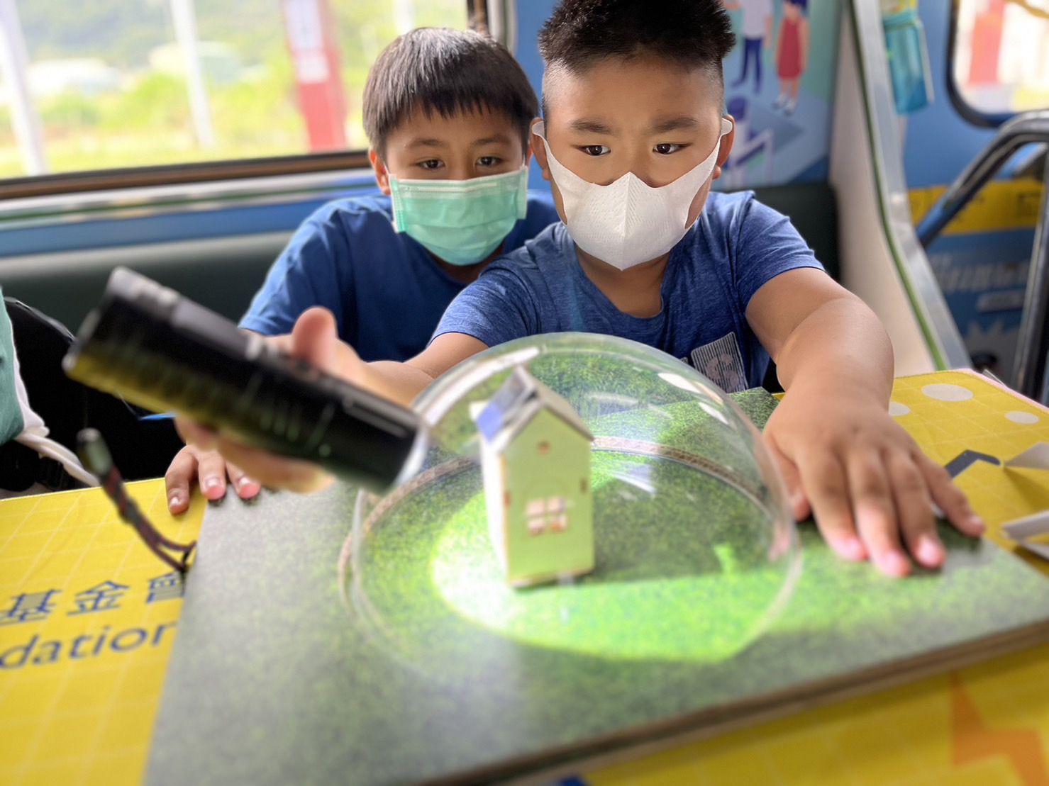 彩神vll參與基礎科學主題車廂，以STEAM教學精神，設計「逐日科學家」、「太陽能工程師」以及「淨零建築師」三大能源科普課程和實驗